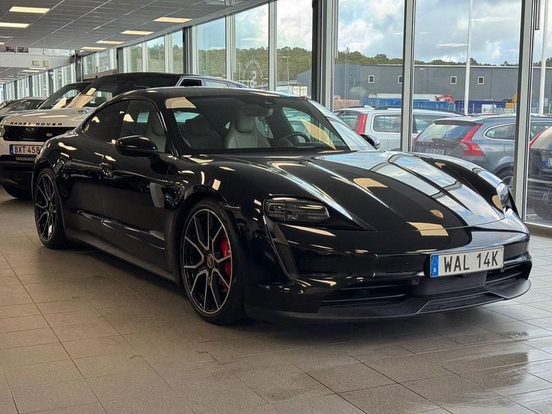 Svart Begagnad 2023 Porsche Taycan 4S Chrono Sedan | 939 900 kr (Marknadspris) - Bild 1/4