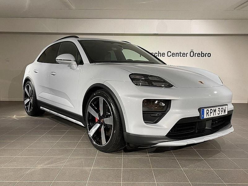 Ljusgrå Begagnad 2024 Porsche Macan SUV | 1 145 000 kr (Marknadspris) - Bild 1/4