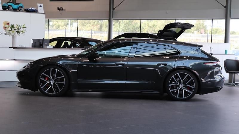 Begagnad Porsche Taycan 4S Sport Turismo 400 kW (544 HK) 2025 Grå Sedan