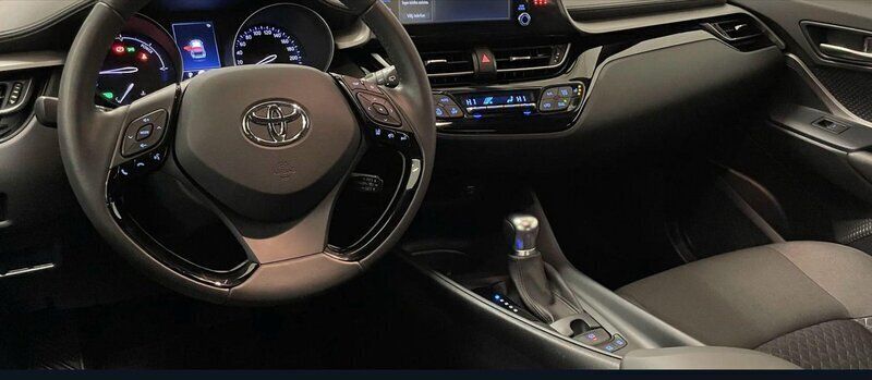 Vit Begagnad 2021 Toyota C-HR Active SUV | 209 000 kr (Marknadspris) - Bild 1/4