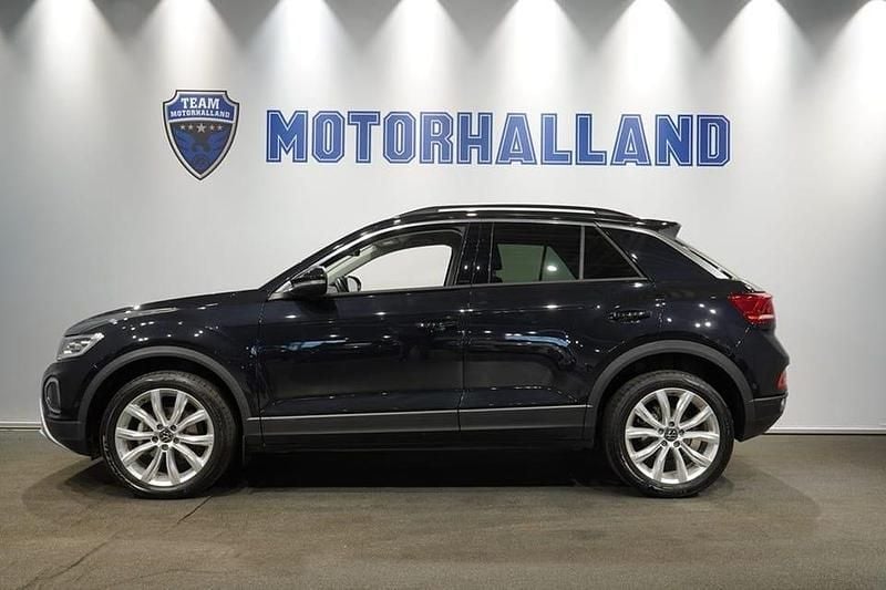 Svart Begagnad 2023 VW T-Roc SUV | 289 900 kr (Marknadspris) - Bild 1/4