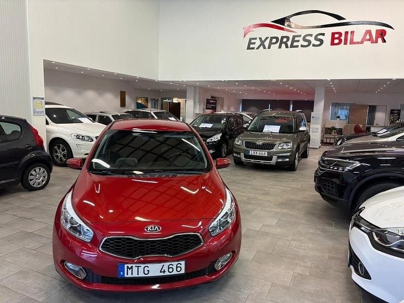 Begagnad Kia Ceed Comfort 128 HK (94 kW) 2012 Röd Halvkombi