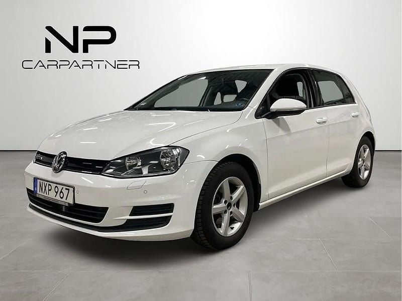Vit Begagnad 2015 VW Golf VII Halvkombi | 119 900 kr (Superpris) - Bild 1/4
