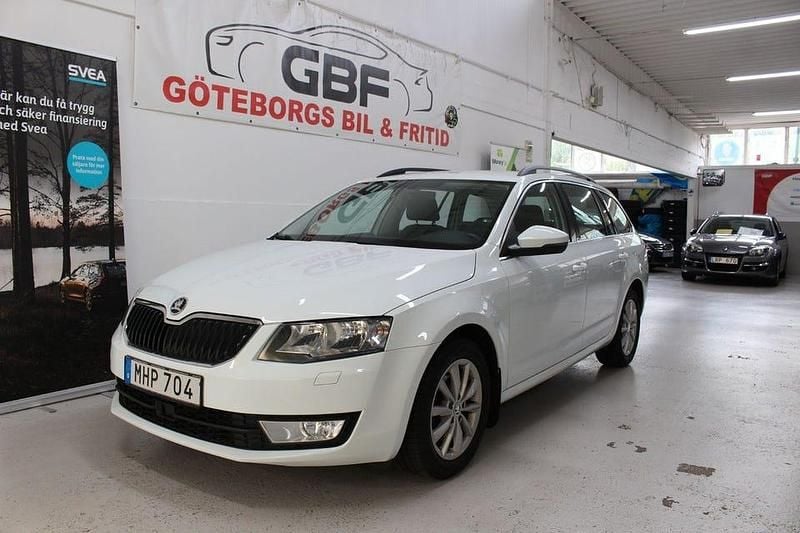Vit Begagnad 2016 Skoda Octavia Kombi | 149 900 kr (Dyr) - Bild 1/3