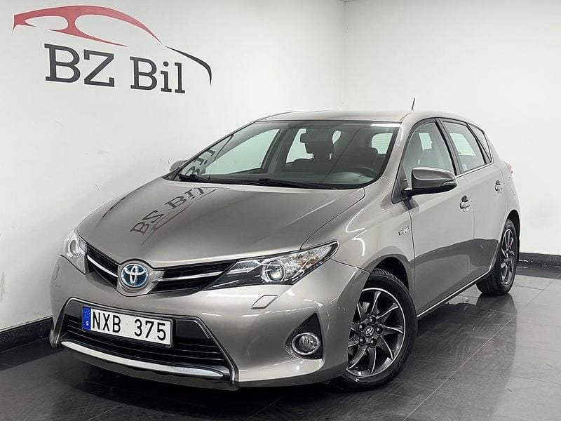 Brun Begagnad 2013 Toyota Auris Hybrid Active Halvkombi | 149 900 kr (Marknadspris) - Bild 1/4