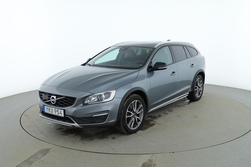 Grå Begagnad 2017 Volvo V60 CC Kombi | 174 000 kr (Superpris) - Bild 1/4