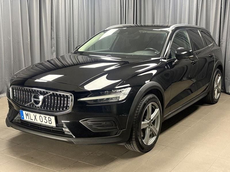 Svart Begagnad 2020 Volvo V60 CC Momentum Kombi | 258 900 kr (Marknadspris) - Bild 1/4