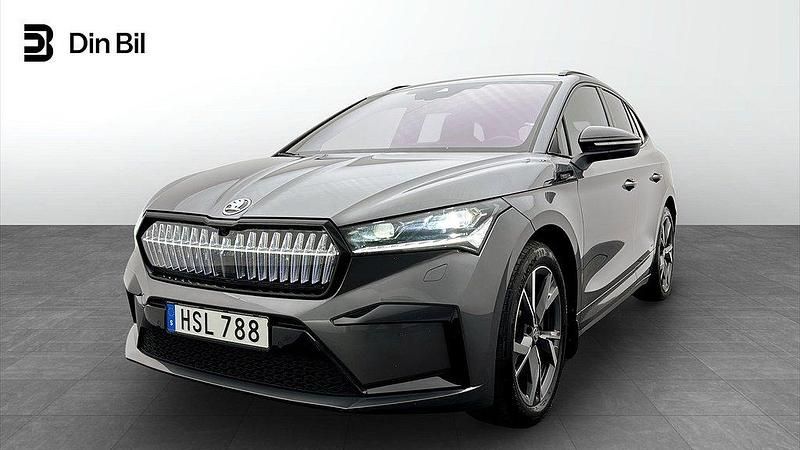 Grå Begagnad 2023 Skoda Enyaq iV SportLine SUV | 469 900 kr (Marknadspris) - Bild 1/4