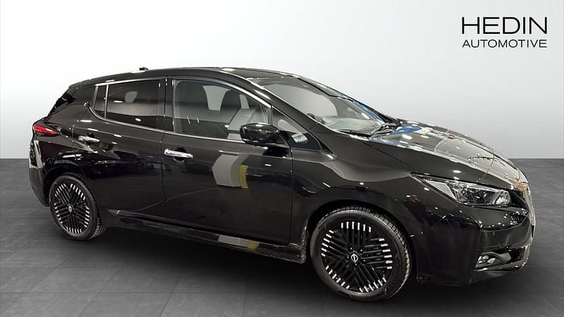 Begagnad Nissan Leaf N-Connecta 110 kW (150 HK) 2023 Svart metallic Halvkombi
