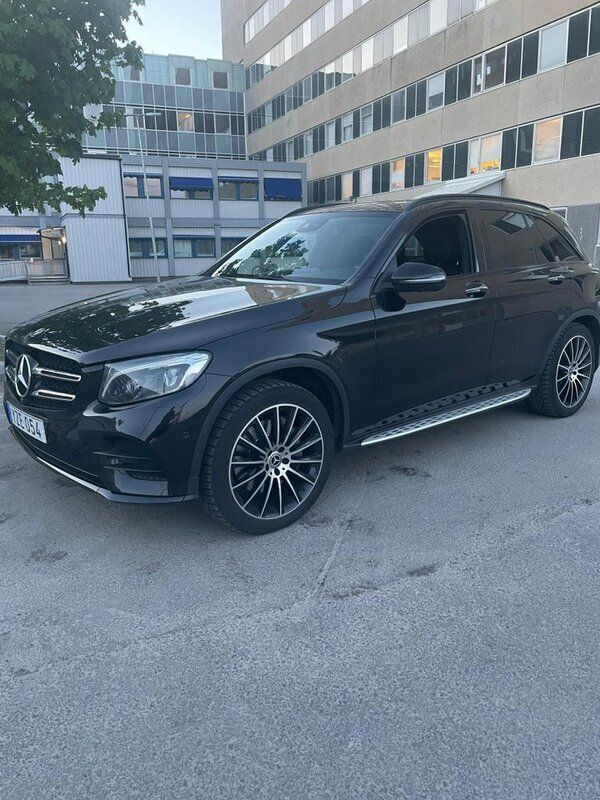 Svart Begagnad 2018 Mercedes GLC350 SUV | 369 000 kr (Lite dyr) - Bild 1/4