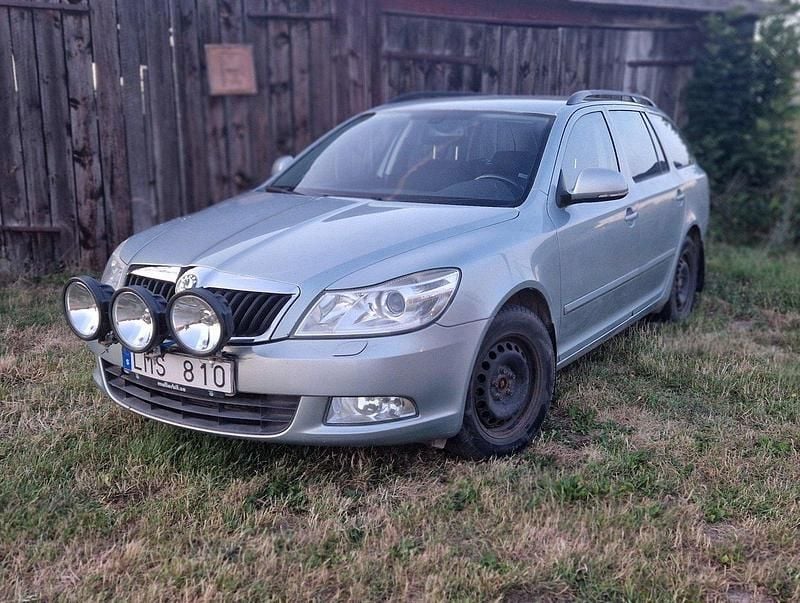 Grön Begagnad 2010 Skoda Octavia Elegance Kombi | 23 500 kr - Bild 1/4