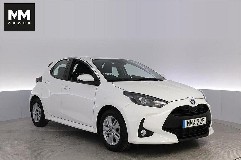 Vit Begagnad 2023 Toyota Yaris Hybrid Active Halvkombi | 228 900 kr (Lite dyr) - Bild 1/4