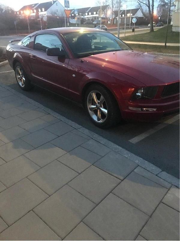 Röd Begagnad 2006 Ford Mustang Sportkupé | 125 000 kr (Dyr) - Bild 1/4