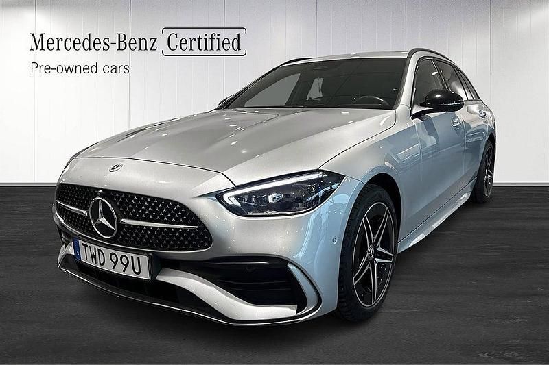 Silver Begagnad 2023 Mercedes C300e AMG Kombi | 499 000 kr (Marknadspris) - Bild 1/3