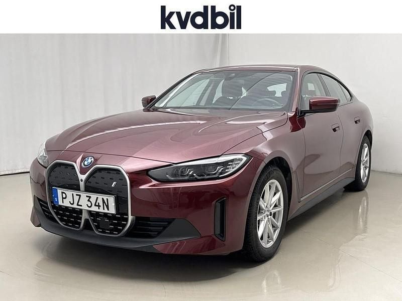 Röd Begagnad 2024 BMW i4 Sedan | 399 000 kr (Superpris) - Bild 1/3