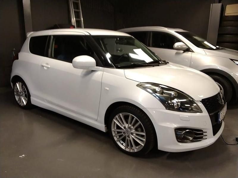 Vit Begagnad 2013 Suzuki Swift Sport Halvkombi | 119 900 kr (Dyr) - Bild 1/4