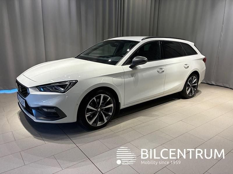 Vit Begagnad 2021 Seat Leon FR Kombi | 229 900 kr (Marknadspris) - Bild 1/4