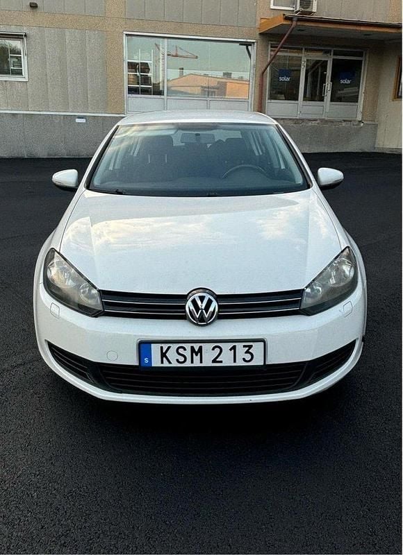 Vit Begagnad 2011 VW Golf VI Halvkombi | 53 999 kr (Bra pris) - Bild 1/4