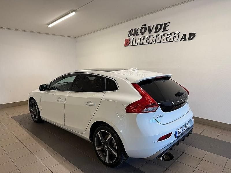 Begagnad Volvo V40 R-Design 177 HK (130 kW) 2014 Vit Halvkombi