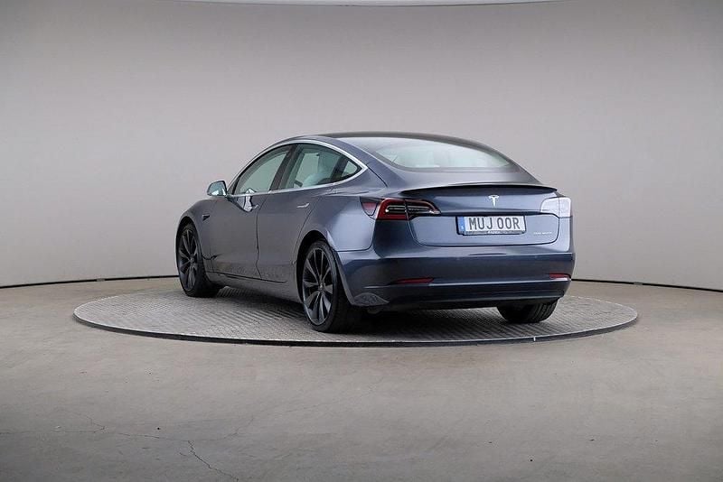 Grå Begagnad 2020 Tesla Model 3 Performance Sedan | 289 000 kr (Marknadspris) - Bild 1/3