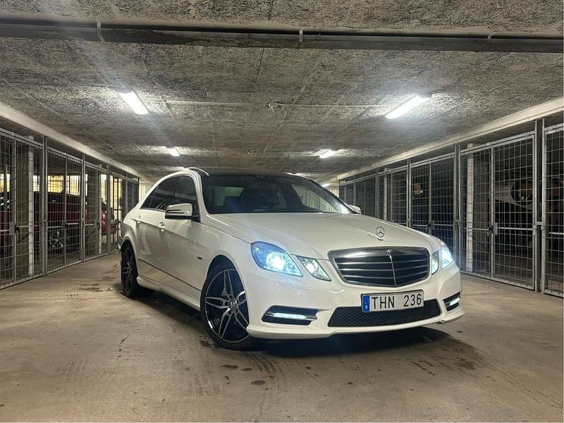 Vit Begagnad 2013 Mercedes E220 AMG Sedan | 175 000 kr (Lite dyr) - Bild 1/4