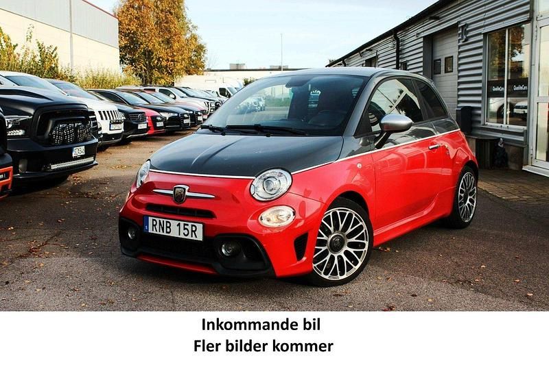 Röd Begagnad 2020 Abarth 595 Halvkombi | 199 000 kr (Marknadspris) - Bild 1/4