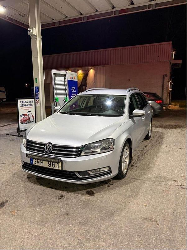 Silver Begagnad 2011 VW Passat Kombi | 46 000 kr (Bra pris) - Bild 1/4