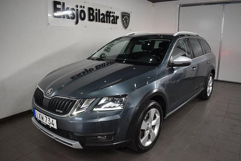 Mörkgrå (grå metallic) Begagnad 2018 Skoda Octavia Scout Kombi | 159 500 kr (Marknadspris) - Bild 1/4