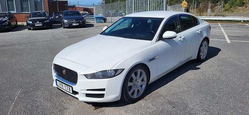 Vit Begagnad 2016 Jaguar XE Sedan | 119 900 kr (Bra pris) - Bild 1/4