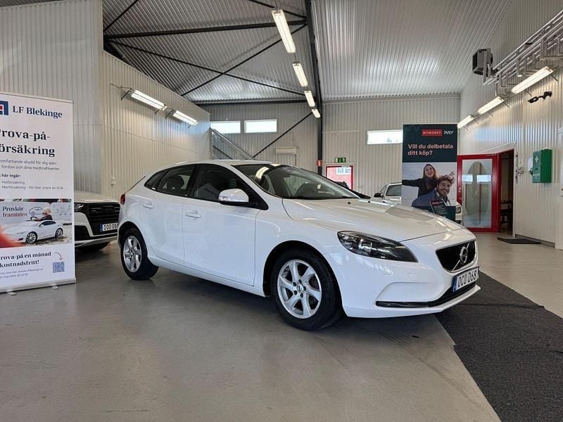 Vit Begagnad 2017 Volvo V40 Kinetic Kombi | 114 900 kr (Marknadspris) - Bild 1/4
