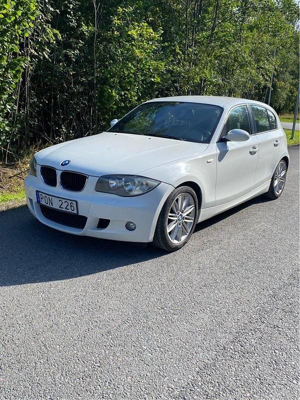 Vit Begagnad 2009 BMW 118 M Sport Halvkombi | 32 000 kr (Lite dyr) - Bild 1/4