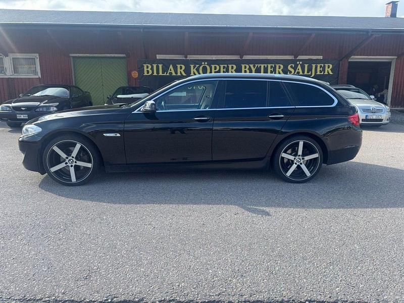 Svart Begagnad 2010 BMW 520 Kombi | 89 000 kr (Dyr) - Bild 1/4