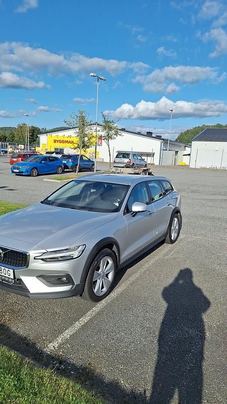 Silver Begagnad 2021 Volvo V60 CC Kombi | 279 000 kr (Bra pris) - Bild 1/4