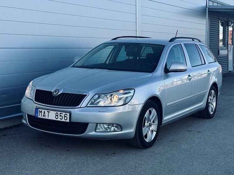 Silver Begagnad 2011 Skoda Octavia Elegance Kombi | 44 900 kr (Marknadspris) - Bild 1/4