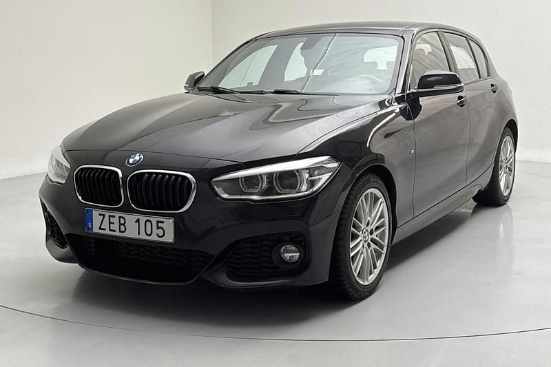 Svart Begagnad 2019 BMW 118 M Sport Halvkombi | 120 000 kr (Superpris) - Bild 1/4