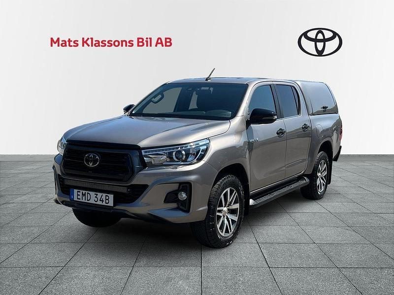 Brun Begagnad 2020 Toyota HiLux Pickup | 448 750 kr (Marknadspris) - Bild 1/4