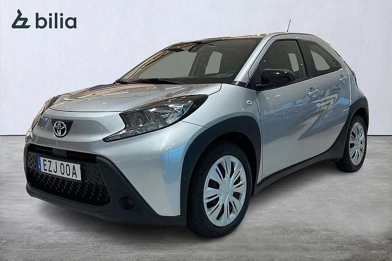 Silver Begagnad 2022 Toyota Aygo X Play SUV | 179 900 kr (Lite dyr) - Bild 1/3