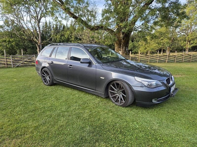 Grå Begagnad 2009 BMW 520 Kombi | 44 000 kr (Marknadspris) - Bild 1/4