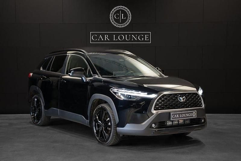 Black mica metallic Begagnad 2024 Toyota Corolla Cross Executive SUV | 389 000 kr (Marknadspris) - Bild 1/4