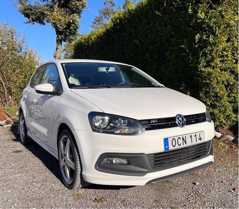Vit Begagnad 2014 VW Polo R-line Halvkombi | 75 000 kr (Bra pris) - Bild 1/4