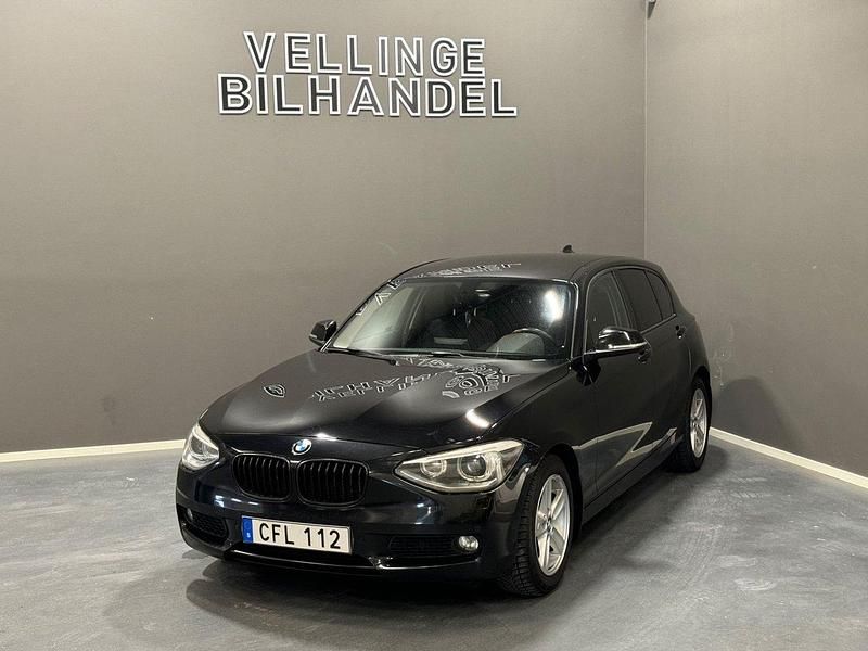 Svart Begagnad 2011 BMW 116 Halvkombi | 109 900 kr (Marknadspris) - Bild 1/4