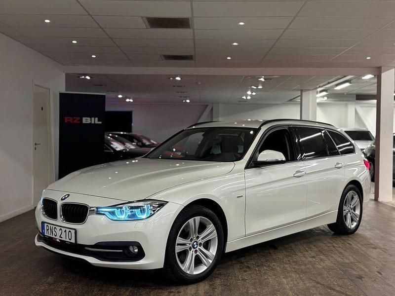 Vit Begagnad 2017 BMW 320 Sport Line Kombi | 144 900 kr (Superpris) - Bild 1/3
