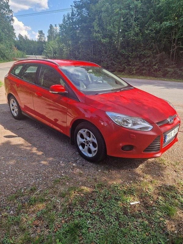 Röd Begagnad 2013 Ford Focus Trend Kombi | 41 500 kr (Marknadspris) - Bild 1/4