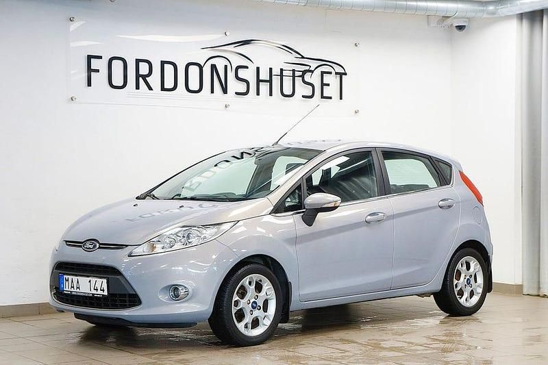 Grå Begagnad 2011 Ford Fiesta Titanium Halvkombi | 59 900 kr (Lite dyr) - Bild 1/4