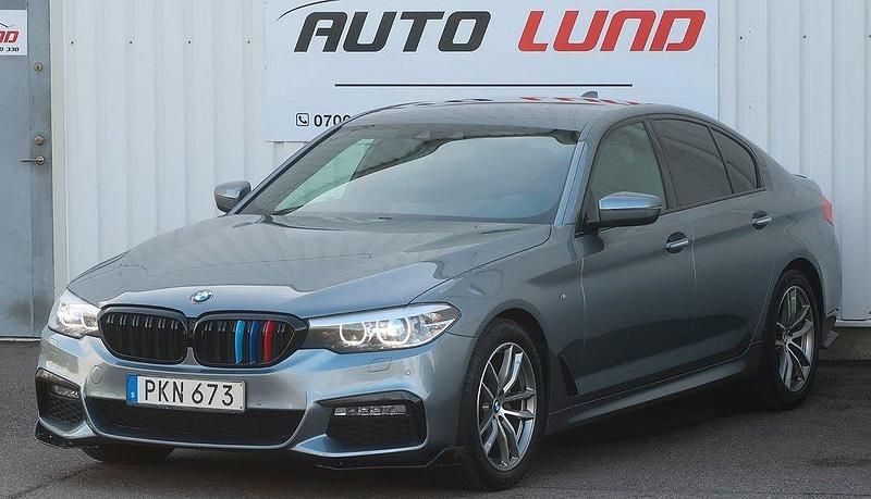 Blå Begagnad 2017 BMW 520 M Sport Sedan | 259 900 kr (Marknadspris) - Bild 1/4