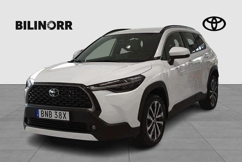 Vit Begagnad 2024 Toyota Corolla Cross Style SUV | 359 900 kr (Marknadspris) - Bild 1/4