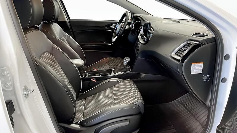 Begagnad Kia Ceed Sportswagon Advance 105 HK (77 kW) 2022 Vit Kombi