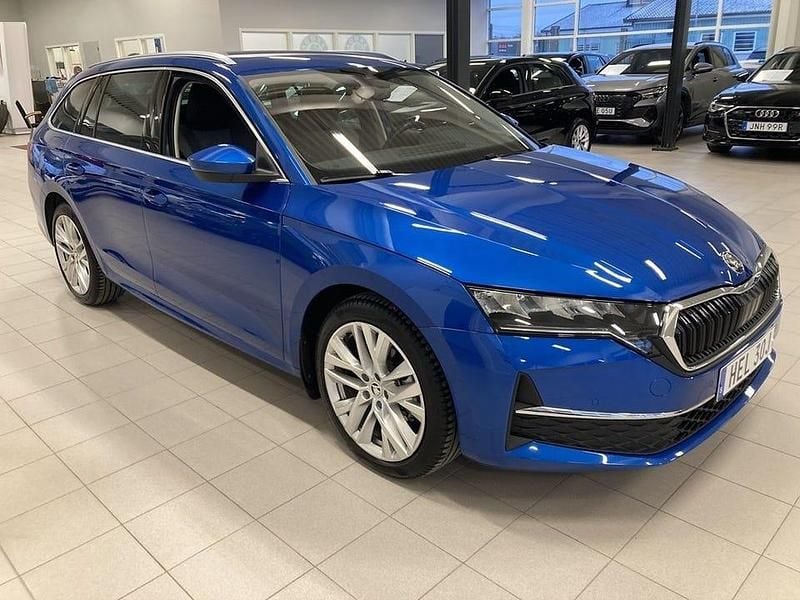 Race blue metallic Begagnad 2025 Skoda Octavia Selection Kombi | 279 000 kr (Superpris) - Bild 1/4