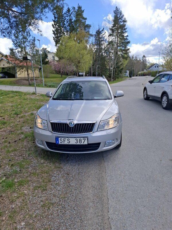 Silver Begagnad 2011 Skoda Octavia Elegance Kombi | 42 000 kr (Bra pris) - Bild 1/4