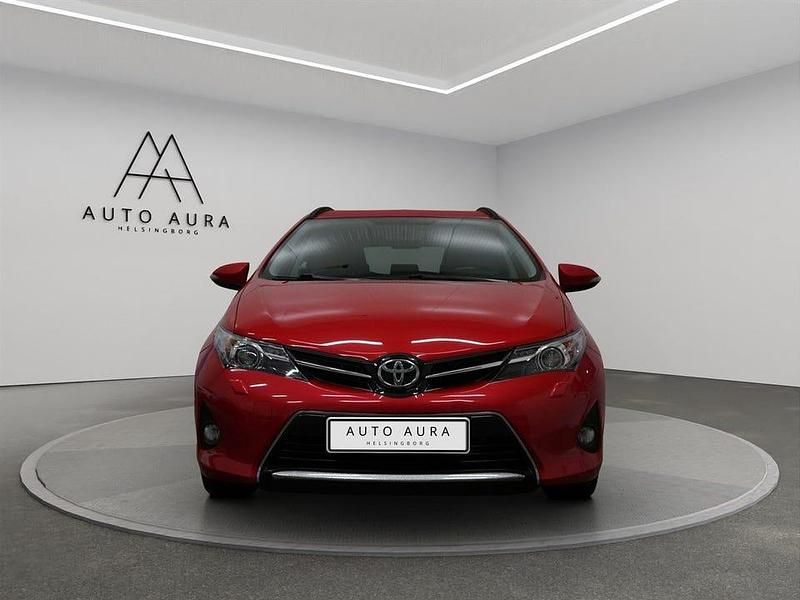 Begagnad Toyota Auris Touring Sports Edition 132 HK (97 kW) 2014 Röd Kombi